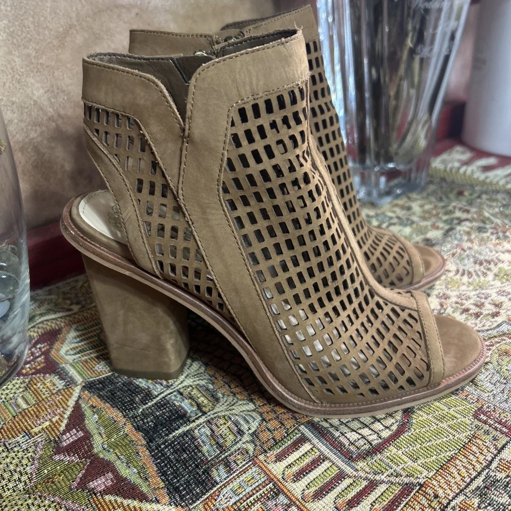 Vince Camuto Sz 6.5 M Womens Perforated Open Toe Bootie Tassel Ankle Boot Sandal